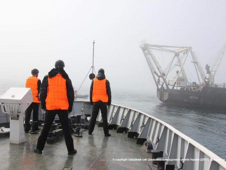 Одеські прикордонники виявили в морі "диверсійну групу" та врятували корабель - фото 2