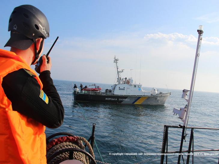 Одеські прикордонники виявили в морі "диверсійну групу" та врятували корабель - фото 1
