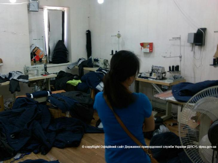 На Одещини викрили підпільний цех, з пошиву брендового одягу - фото 3