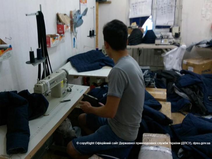 На Одещини викрили підпільний цех, з пошиву брендового одягу - фото 1