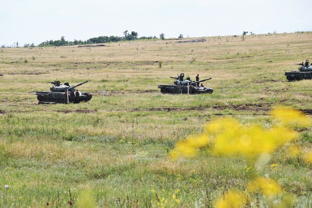 Бойовики "ЛНР" на російських танках влаштували масштабне навчання під Лутугіним (ФОТО) - фото 6