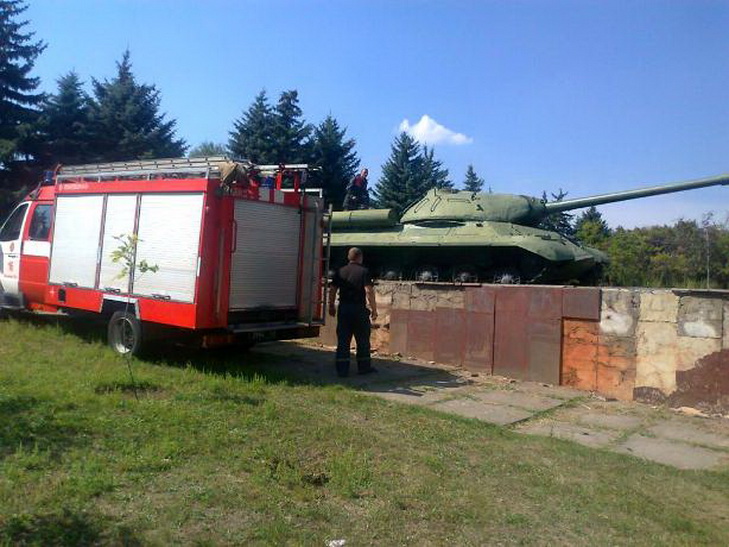 У Кривому Розі рятувальники гасили палаючий танк - фото 1