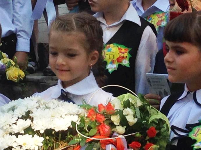 В Ужгороді на святкову "лінійку" вишиванки вдягнули і ромські діти - фото 2