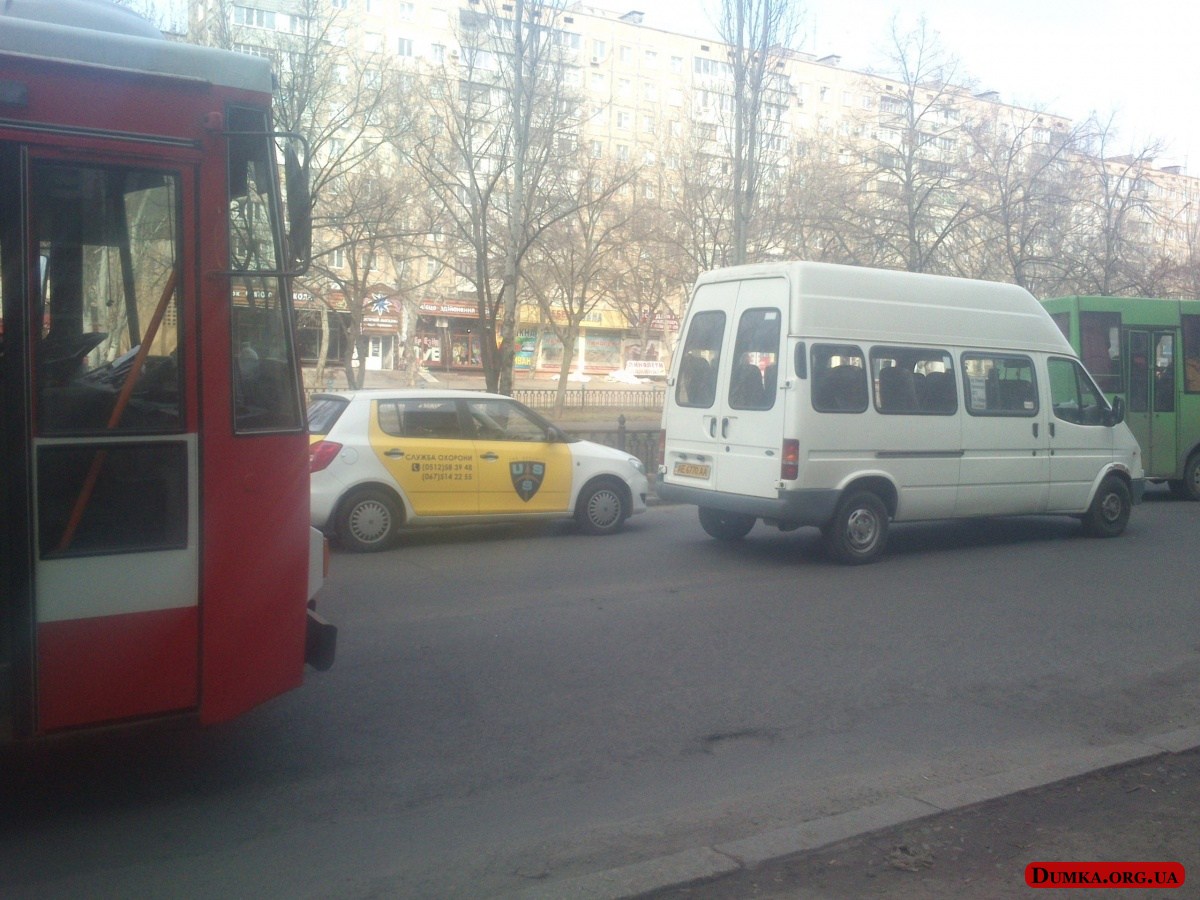 У центрі Миколаєва не розминулися тролейбус і маршрутка