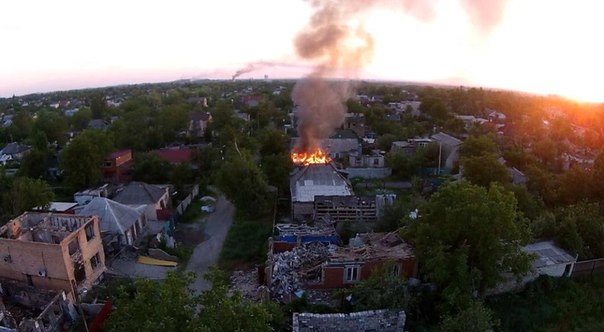 Донецьк охопило полум'ям після масованого артобстрілу (ФОТО) - фото 3