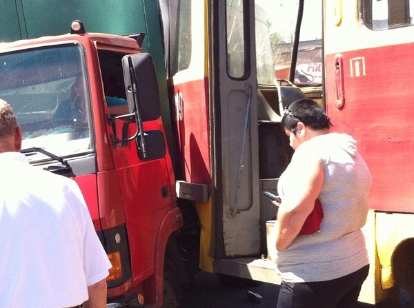 На площі Островського трамвай зійшов з рейок і зачепив "хвостом" вантажівку (ФОТО) - фото 1
