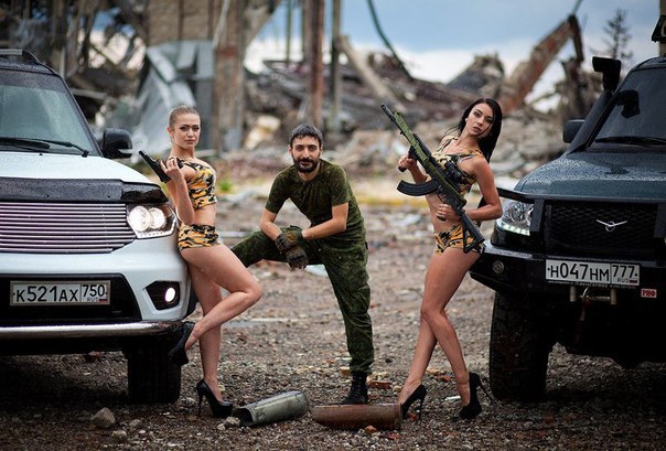 У Луганську бойовики і напівоголені жінки зробили еротичну фотосесію на руїнах аеропорту (ФОТО) - фото 2