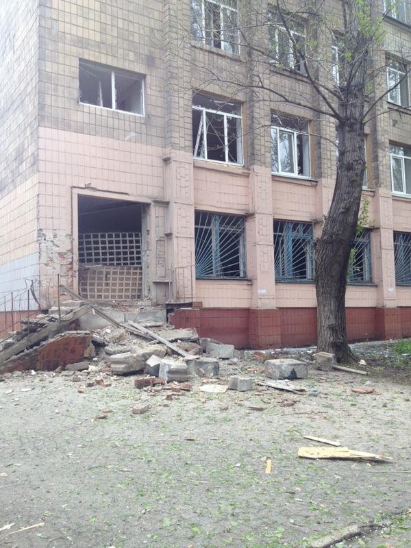 Наслідки нічного обстрілу Донецька: дірки в будинках, розвалені під`їзди (ФОТО) - фото 4