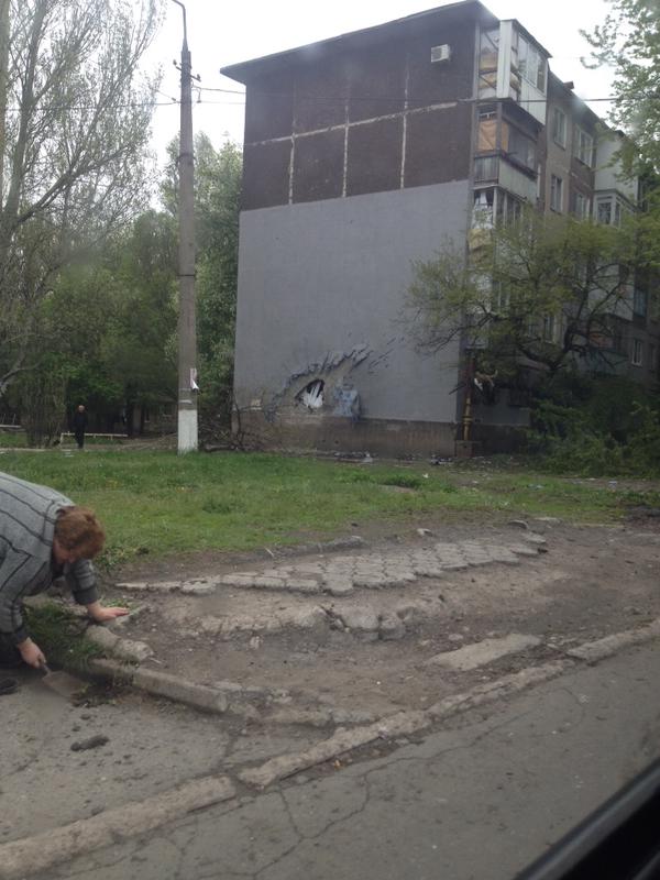 Наслідки нічного обстрілу Донецька: дірки в будинках, розвалені під`їзди (ФОТО) - фото 2