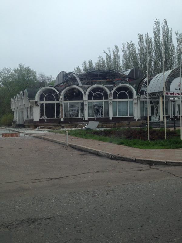 Наслідки нічного обстрілу Донецька: дірки в будинках, розвалені під`їзди (ФОТО) - фото 1