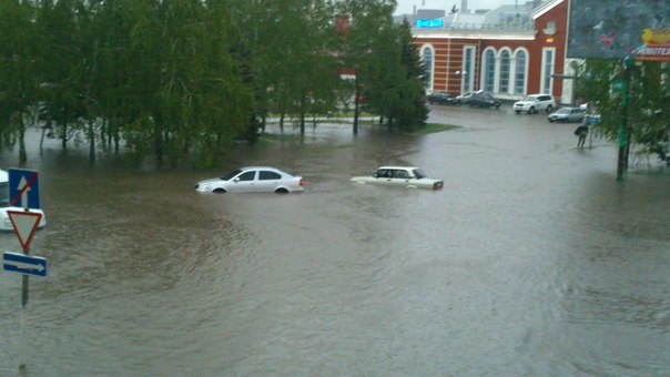 Краматорськ накрила злива з градом: Люди у воді по коліна, авто плавають (ФОТО, ВІДЕО) - фото 3