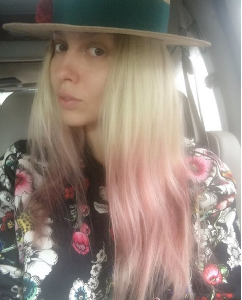 Полякова без макіяжу похизувалась рожевим волоссям - фото 1