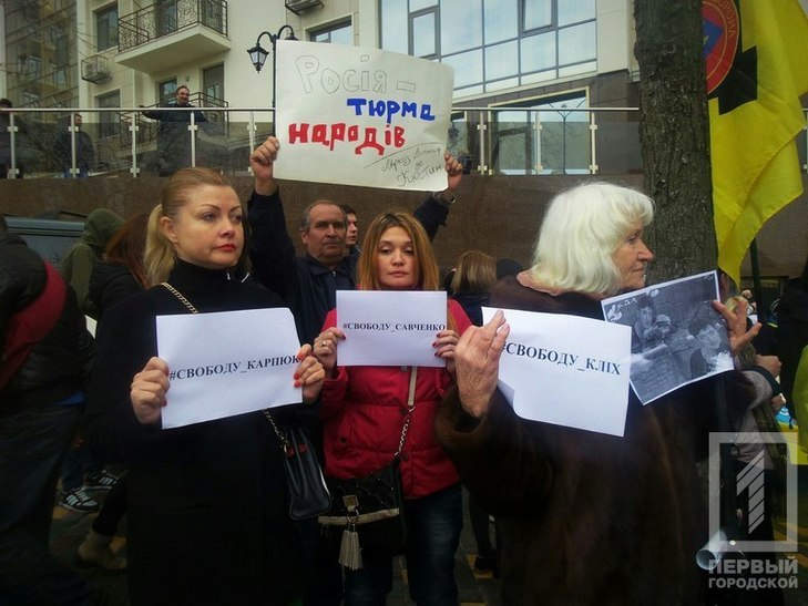 В Одесі під посольством Росії повісили опудало Путіна - фото 3