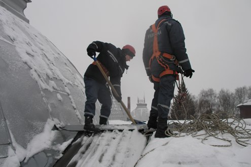 Рятувальники звільнили дах Роменської ЦРЛ від бурульок - фото 1