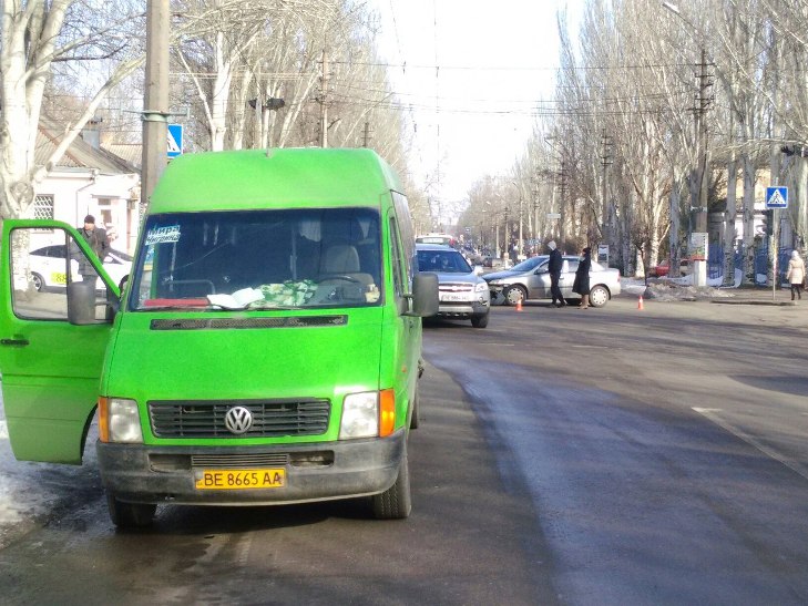 У Миколаєві через непрацюючий світлофор зіштовхнулась маршрутка та легковик - фото 1