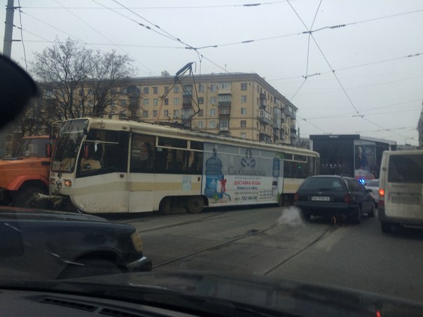 Трамвай зійшов з рейок прямо в "КРАЗ" - фото 1