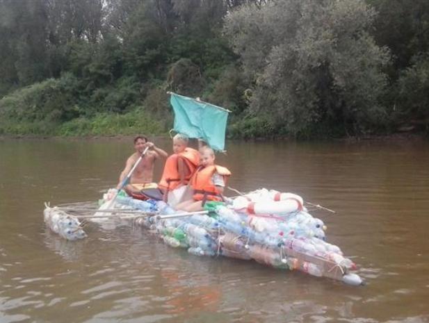 Угорці подорожують Тисою на плотах із закарпатського сміття (ФОТО) - фото 2