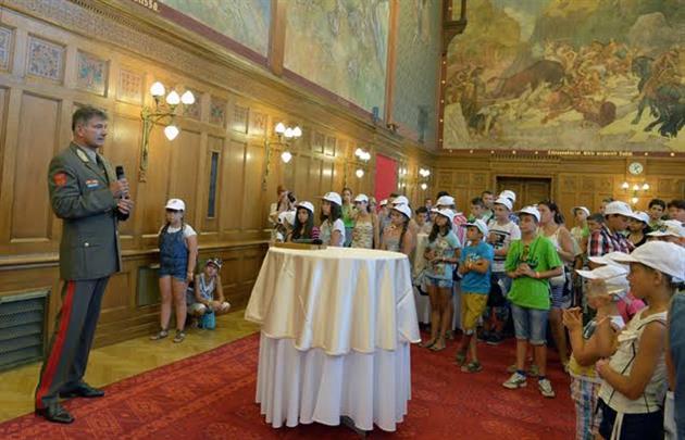 200 закарпатських дітей прийняли в угорському парламенті - фото 1