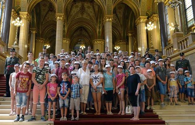 200 закарпатських дітей прийняли в угорському парламенті - фото 2