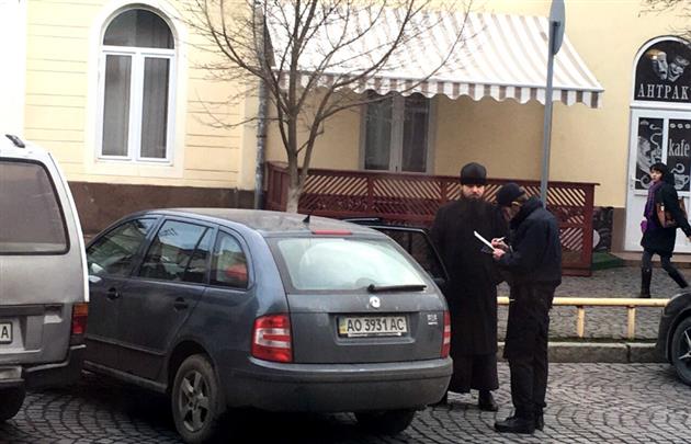 Як поліція Мукачева карає священника, що згрішив - фото 1