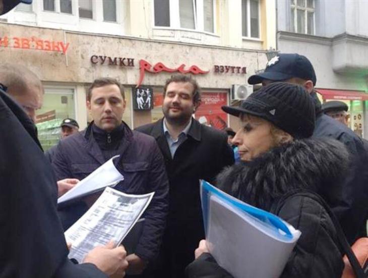 В Ужгороді конфлікт бізнесменів намагаються "розрулити" десяток поліцейських - фото 1