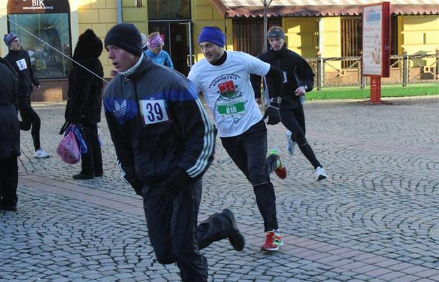 У Мукачеві відбувся святковий забіг на 2016 метрів - фото 1