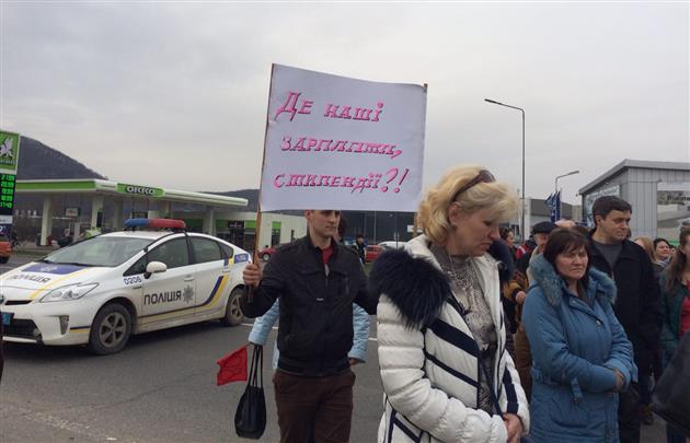 Біля Мукачева протестувальники перекрили трасу Київ - Чоп  - фото 2