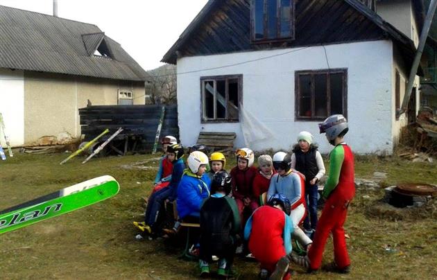 На Прикарпатті діти на змаганнях замість снігу стрибали у ґрунт - фото 5