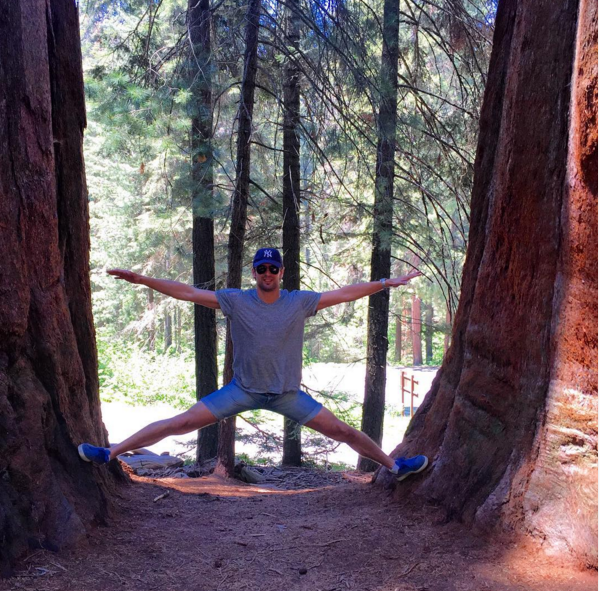 Шовковський сів на шпагат між деревами-велетнями - фото 1