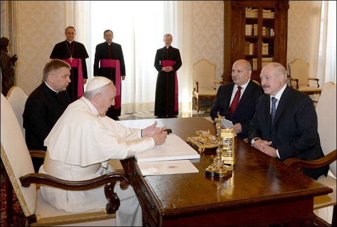 Лукашенко "вигуляв" свого Колю до Папи Римського - фото 2