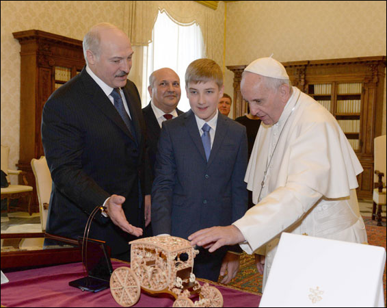 Лукашенко "вигуляв" свого Колю до Папи Римського - фото 3