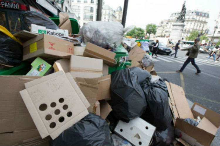Через страйк комунальників Париж тоне у смітті - фото 1