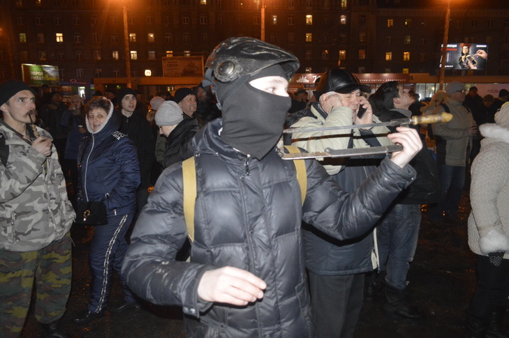 Як у Дніпропетровську пам'ятник Петровському завалили лицем у багнюку - фото 1