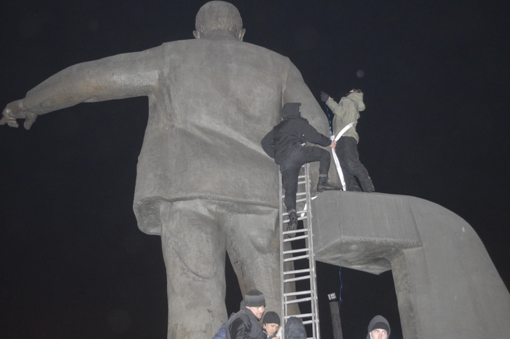 Як у Дніпропетровську пам'ятник Петровському завалили лицем у багнюку - фото 9
