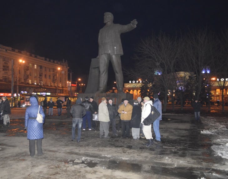 Як у Дніпропетровську пам'ятник Петровському завалили лицем у багнюку - фото 4