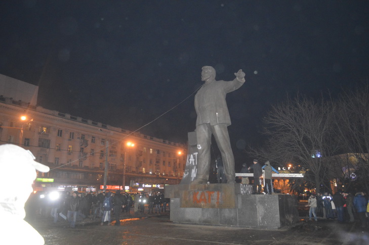Як у Дніпропетровську пам'ятник Петровському завалили лицем у багнюку - фото 10