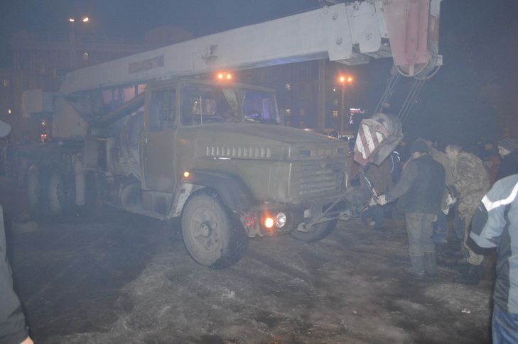 Як у Дніпропетровську пам'ятник Петровському завалили лицем у багнюку - фото 11