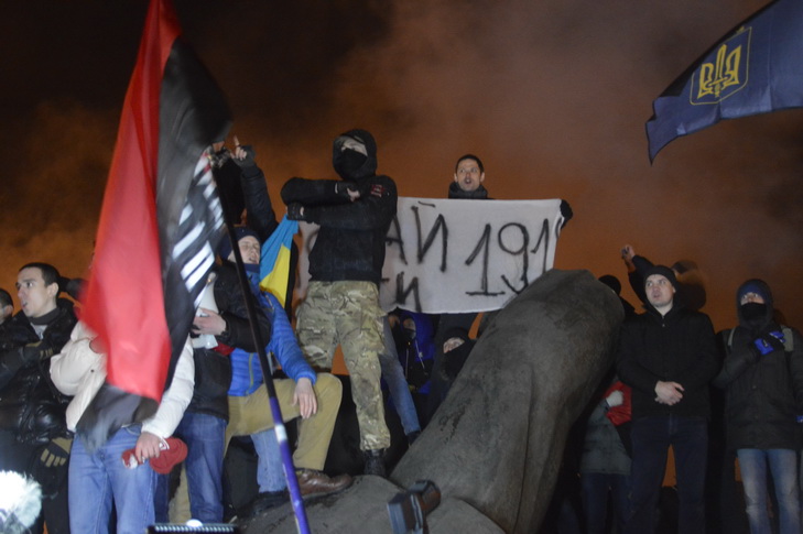 Як у Дніпропетровську пам'ятник Петровському завалили лицем у багнюку - фото 13