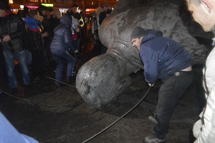 Як у Дніпропетровську пам'ятник Петровському завалили лицем у багнюку - фото 12