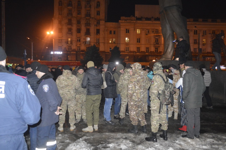 Як у Дніпропетровську пам'ятник Петровському завалили лицем у багнюку - фото 6
