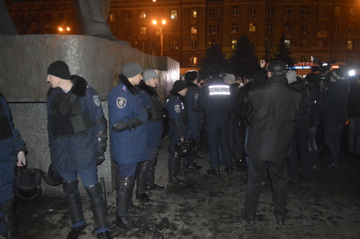 Як у Дніпропетровську пам'ятник Петровському завалили лицем у багнюку - фото 7