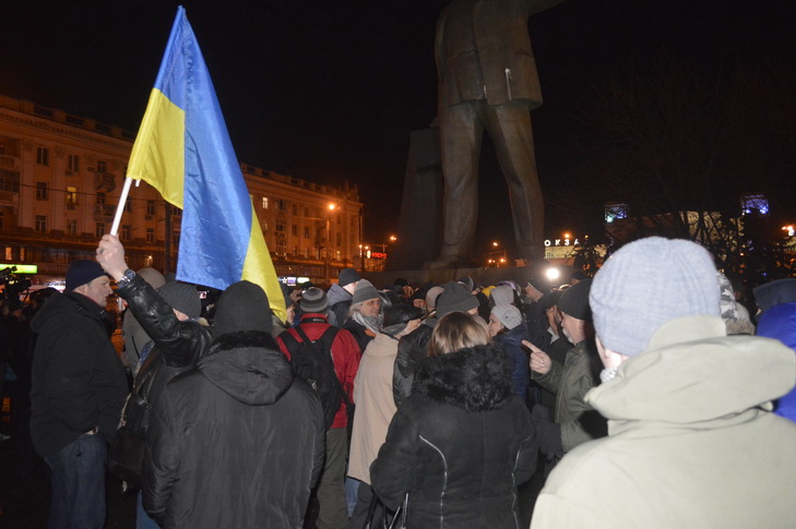 Як у Дніпропетровську пам'ятник Петровському завалили лицем у багнюку - фото 3