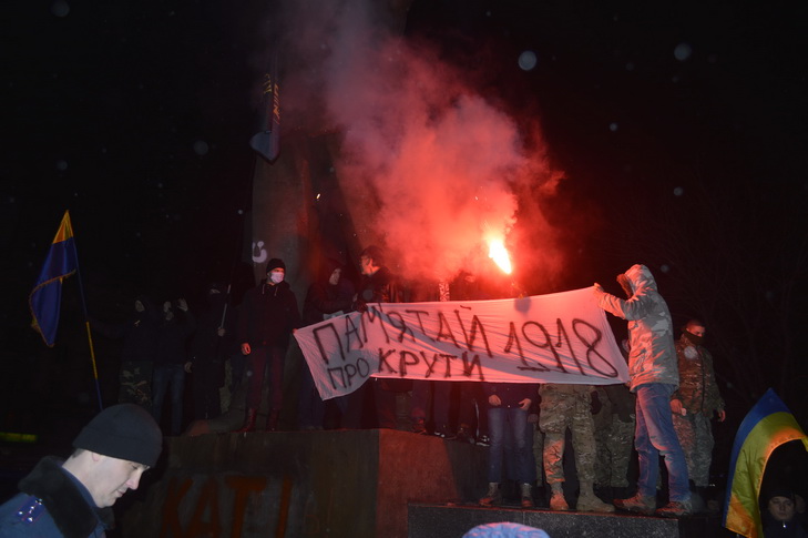 Як у Дніпропетровську пам'ятник Петровському завалили лицем у багнюку - фото 14