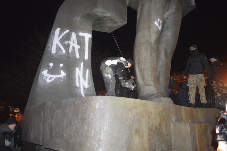 Як у Дніпропетровську пам'ятник Петровському завалили лицем у багнюку - фото 8