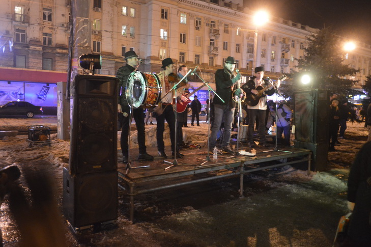 Як у Дніпропетровську пам'ятник Петровському завалили лицем у багнюку - фото 2