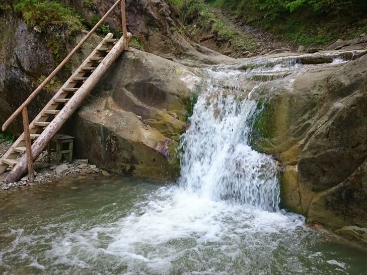Брендову візитівку Буковинських водоспадів "Ворота" знищили та перетворили на дорогу - фото 1