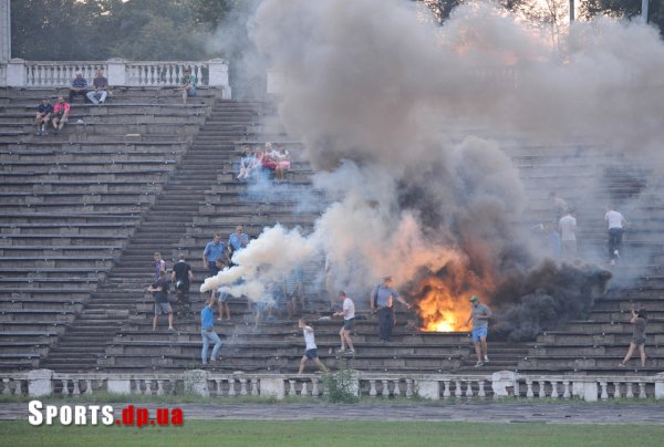 У Дніпродзержинську ультрас ледь не спалили стадіон і почубилися з міліцією - фото 1