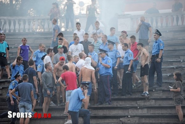 У Дніпродзержинську ультрас ледь не спалили стадіон і почубилися з міліцією - фото 2