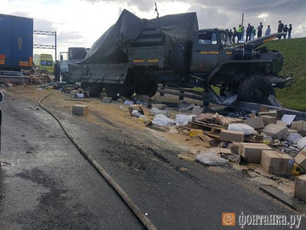 У Петербурзі зіткнулися військові вантажівки - фото 1