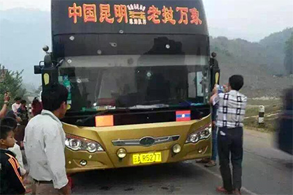 У Лаосі розстріляли автобус з китайськими туристами  - фото 1